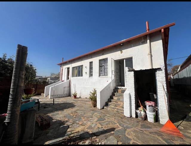 6 BEDROOM HOUSE FOR SALE IN BEZUIDENHOUT VALLEY